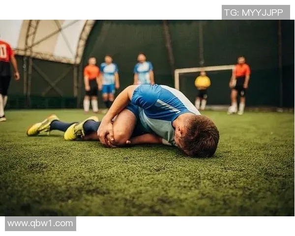 足球明星与孩子发生冲突的视频引发热议引导社会对体育精神的反思